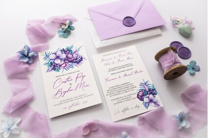 invitatie cu plic mov