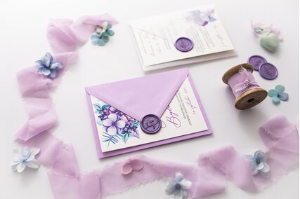 plic lila pentru invitatii cu flori