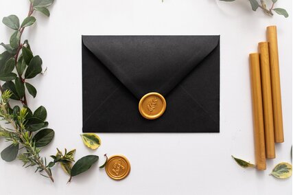 plic negru cu sigiliu de ceara