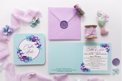 invitatie cu flori mov