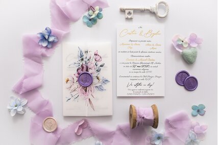 invitatie cu calc si sigiliu mov