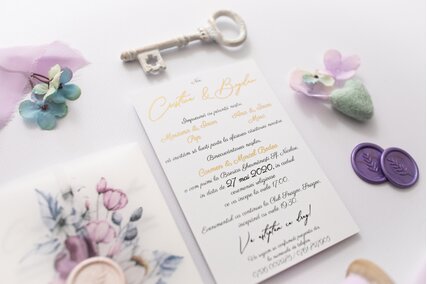 invitatie cu folio auriu