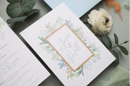 invitatie cu frunze verzi si albastre