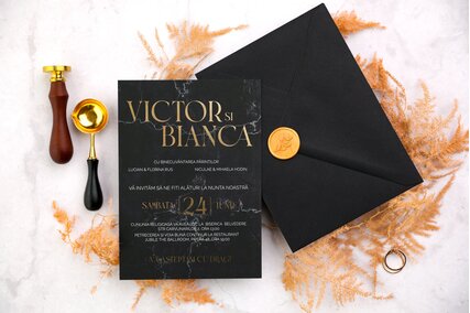 invitatie negru cu scris auriu