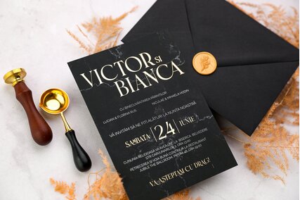 invitatie neagra cu scris auriu