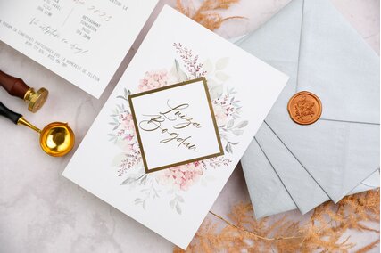 invitatie cu model geometric modern