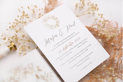 invitatie cu coronita de frunze maro de toamna