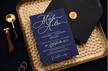 invitatie eleganta albastra cu scris auriuin