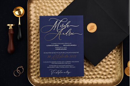 invitatie albastra cu plic negru elegant