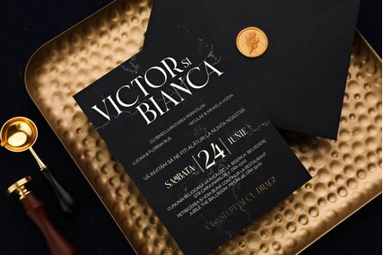 invitatie cu plic negru si sigiliu auriu