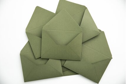 plic verde pentru invitatii de lux