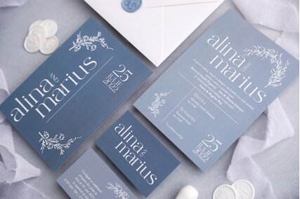 invitatie cu scris modern minimalist