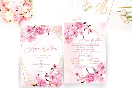 invitatie nunta cu flori roz si auriu