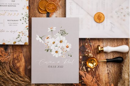 invitatie cu flori albe de camp si verdeata