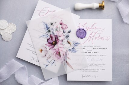 invitatie cu flori lila si invelitoare de calc