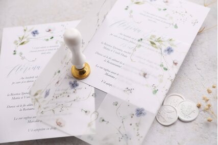 invitatie cu verdeata si flori albastre