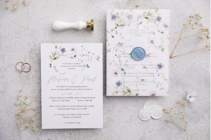 invitatie de nunta cu flori si greenery