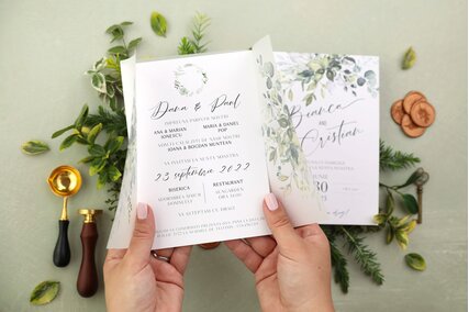 invitatii de nunta moderne cu frunze si invelis de calc