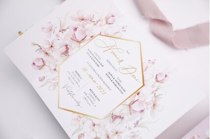 invitatii cu flori roz delicate