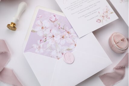 plic alb cu liner roz