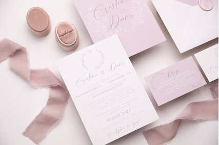 invitatii cu roz si alb