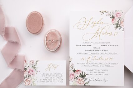 invitatie cu trandafiri roz si plic