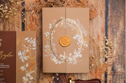 invitatie maro cu sigiliu