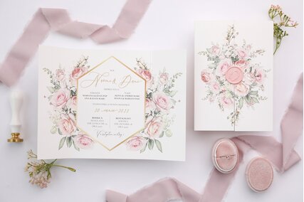 invitatie nunta cu flori roz