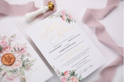 invitatie cu flori roz
