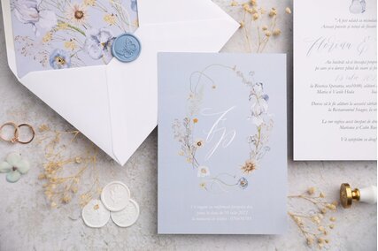invitatie de nunta moderna cu albastru si plic cu sigiliu