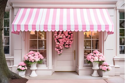 panou foto roz cu flori si intrarea intr-un magazin de flori