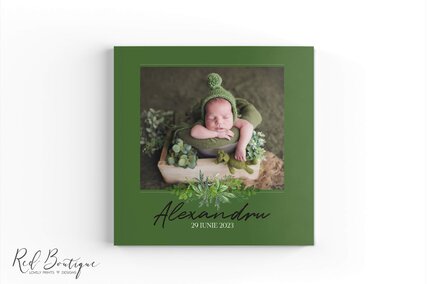 guestbook cu coperta verde si poza bebelusului