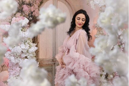 fundal foto cu usa veche cu arc de flori roz pastelate pentru sedinte foto de studio