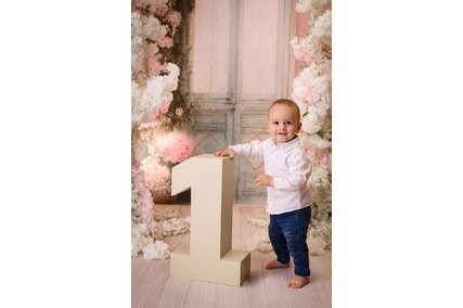 fundal foto cu usa veche cu arc de flori roz pastelate pentru sedinte foto de studio