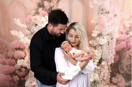 fundal foto cu usa veche cu arc de flori roz pastelate pentru sedinte foto de studio