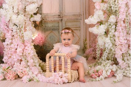 fundal foto cu usa veche cu arc de flori roz pastelate pentru sedinte foto de studio