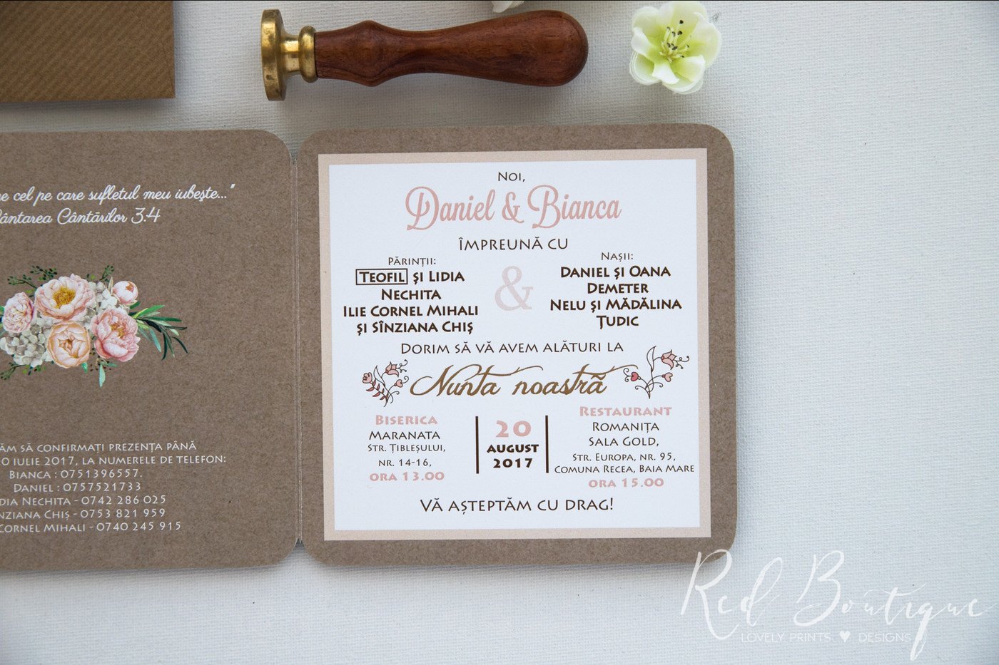 invitatie vintage cu carton texturat si flori roz rustice