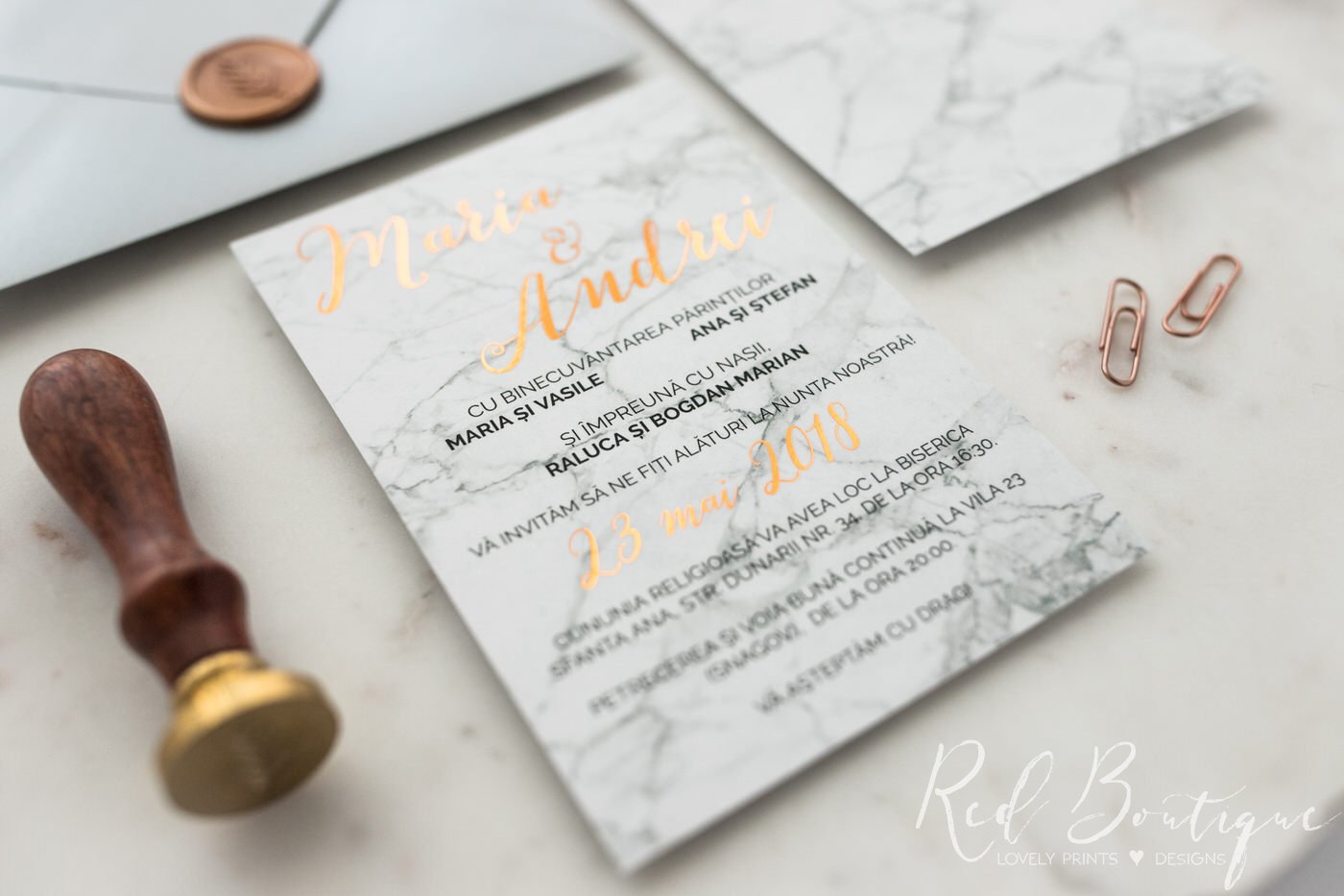 invitatie cu marmura si scris rose gold cu plic argintiu cu sigiliu de ceara