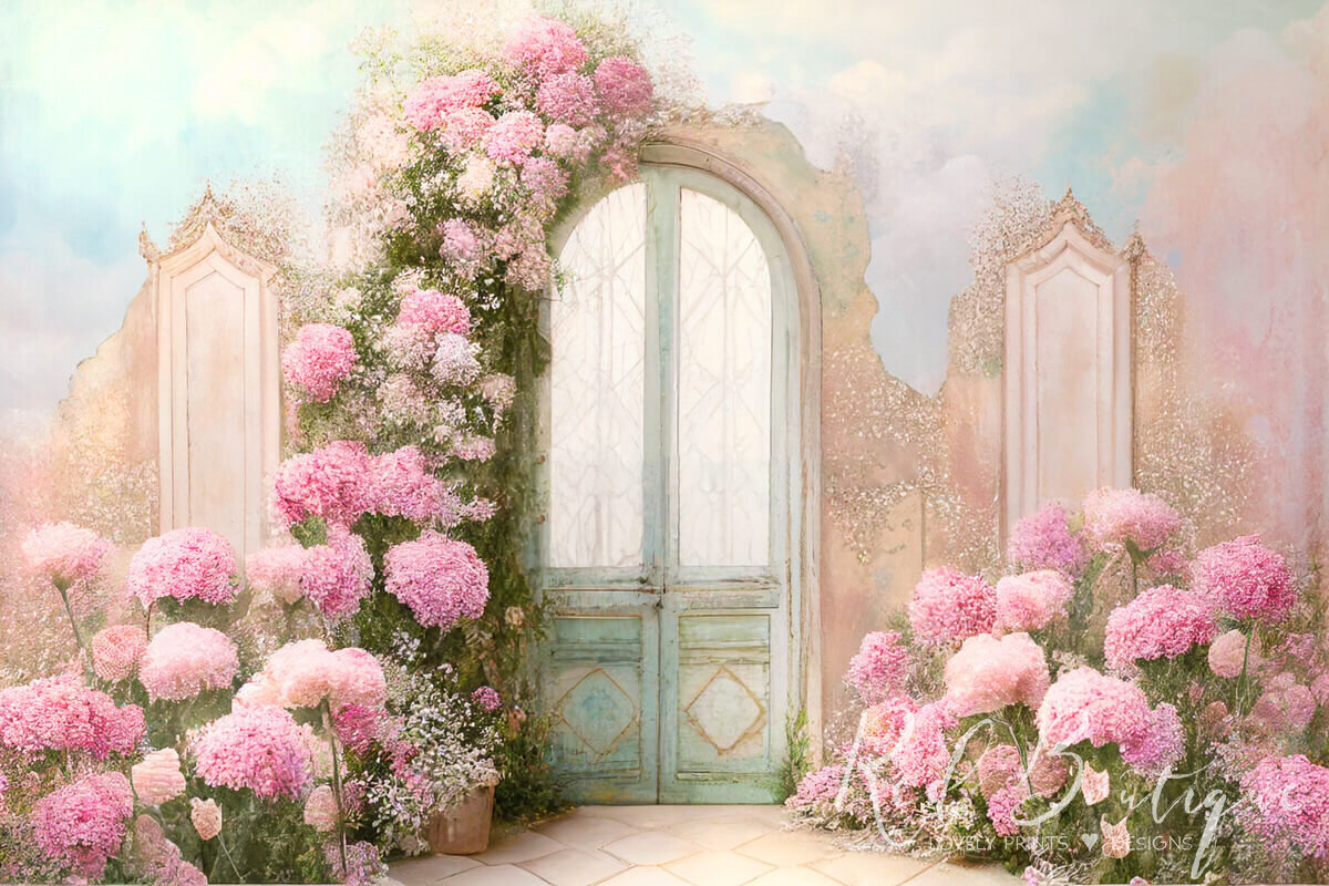 fundal foto cu usa veche cu arc de flori roz pastelate pentru sedinte foto de studio