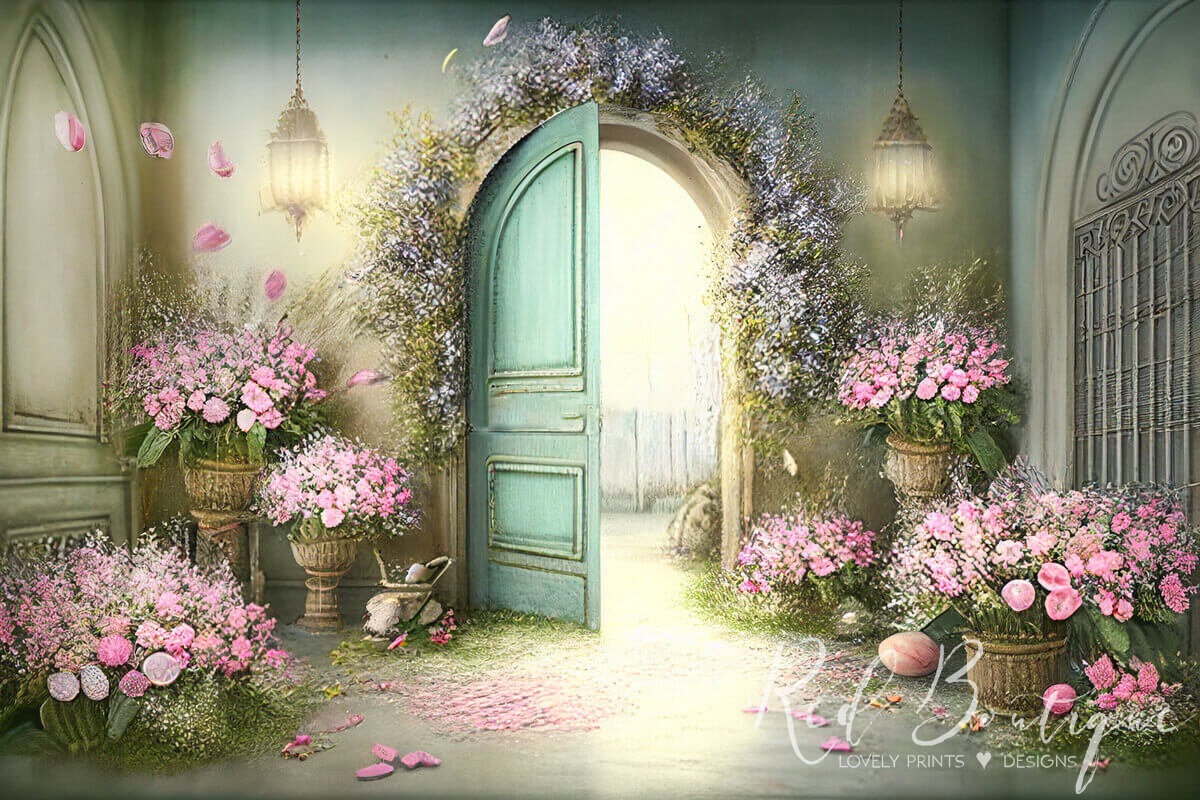 fundal foto cu usa deschisa de culoare verde pastel si flori roz in vase si  ghivece mari